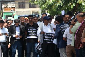   सडकमा उत्रिए निजी विद्यालयका शिक्षक ...